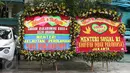 Karangan bunga dari Mensos Khofifah Indar Parawansa dan Menteri Kelautan dan Perikanan Susi Pudjiastuti terpajang di sekitar tempat resepsi Gibran Rakabuming Raka-Selvi Ananda, di Gedung Graha Saba Buana, Solo, Rabu (10/6). (Liputan6.com/Faizal Fanani)