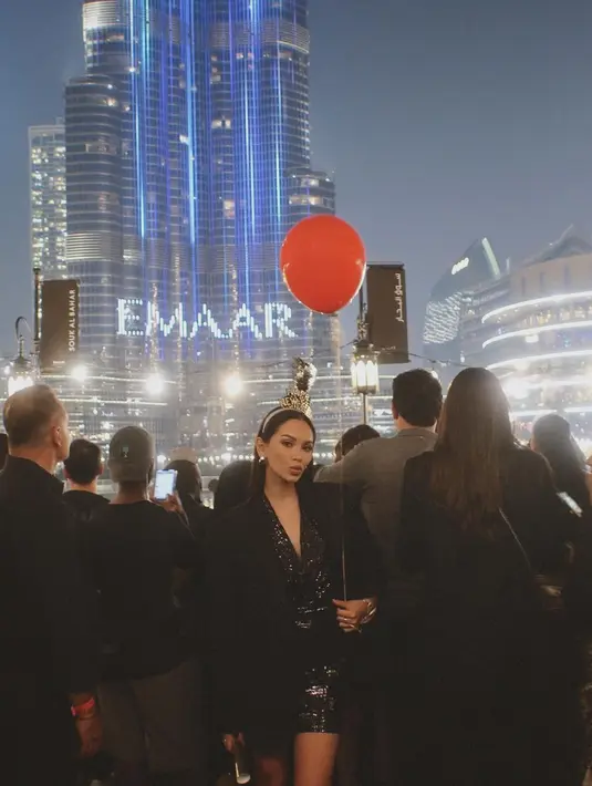 Di malam tahun baru, Alyssa Daguise tampil glamor dengan halterneck sequin dress hitam. Dilapisi dengan blazer hitam untuk tone down tampilan [@alyssadaguise]