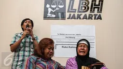 Ibunda korban salah tangkap, Nani (kanan) menangis saat menggelar konferensi pers yang diadakan di Gedung LBH, Jakarta, Minggu (3/1). Terdakwa Didit diduga melakukan tindakan pembunuhan. (Liputan6.com/Faizal Fanani)