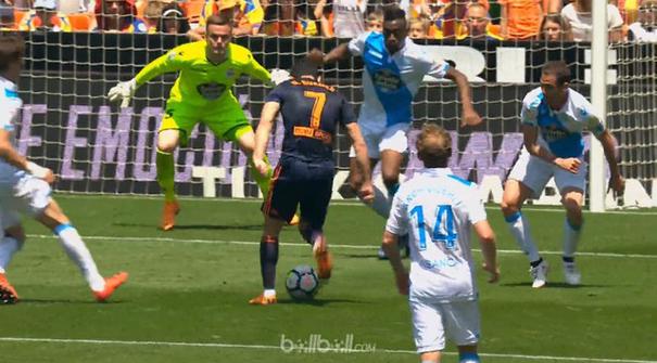 Valencia menuai kemenangan tipis 2-1 atas tim yang sudah terdegradasi Deportivo La Coruna dalam pertandingan terakhir mereka di Li...