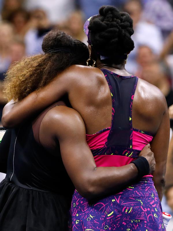 Petenis Serena Williams (kiri) memeluk kakak perempuannya, Venus Williams u...