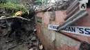 Petugas membersihkan material longsor pada areal pemancingan yang menyebabkan satu orang meninggal dunia di Gang Kepatihan, Kelurahan Kebon Kelapa, Kecamatan Bogor Tengah, Bogor, Jawa Barat, Rabu (12/10/2022). Longsor yang terjadi pada kemarin sore menyebabkan sembilan pemancing tertimbun tanah namun selamat dan seorang anggota kepolisian meninggal. (merdeka.com/Arie Basuki)