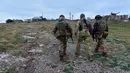 Tentara Ukraina berjalan di Pulau Ular, Laut Hitam, Ukraina, 18 Desember 2022. Pasukan Rusia menduduki pulau itu pada awal-awal invasinya ke Ukraina, namun akhirnya mundur beberapa bulan kemudian. (AP Photo/Michael Shtekel)