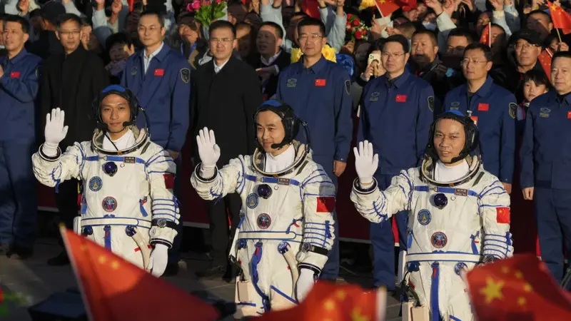 Trio astronot muda China: Jiang Xinlin, Tang Hongbo, dan Tang Shengjie.