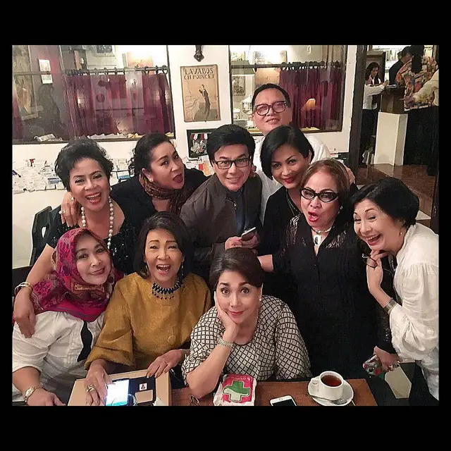 Potret kenangan Rima Melati bersama rekan artis dan keluarga (Foto: Instagram @widyawati_sophiaan)