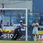 Kiper Persela Lamongan Choirul Huda dibawa oleh tim medis usai mengalami benturan dengan rekan setim, Ramon Rodrigues saat pertandingan Liga 1 di stadion Surajaya, Lamongan (15/10). (AFP Photo/Juni Kriswanto)