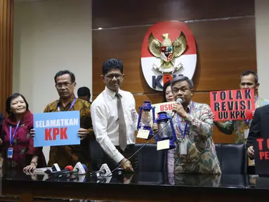 Wakil Ketua KPK Laode M Syarif menerima lentera yang diserahkan oleh Wakil Ketua Forum Rektor Asep Saefuddin sebagai simbol dukungan kepada KPK usai pertemuan di Gedung KPK Jakarta, Jumat (17/3). (Liputan6.com/Helmi Afandi)