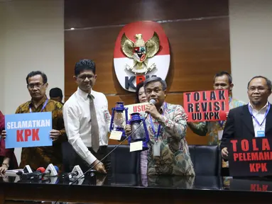 Wakil Ketua KPK Laode M Syarif menerima lentera yang diserahkan oleh Wakil Ketua Forum Rektor Asep Saefuddin sebagai simbol dukungan kepada KPK usai pertemuan di Gedung KPK Jakarta, Jumat (17/3). (Liputan6.com/Helmi Afandi)