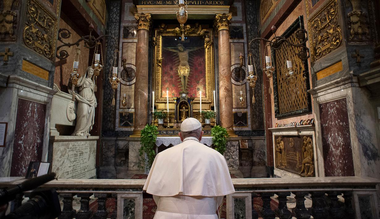 Paus Francis berdoa di St. Marcello al Corso, Roma, Italia, Minggu (15/3/2020). Vatikan menyatakan, Paus berdoa untuk mengakhiri pandemi virus corona COVID-19. (Vatican News via AP)