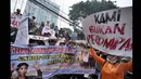 Massa mengelar aksi unjuk rasa terkait Peraturan Menteri (Permen) tentang larangan penggunaan cantrang, atau jenis trawl yang telah dimodifikasi untuk menangkap ikan di depan kantor KKP, Jakarta, Kamis (26/2/2015). (Liputan6.com/Faizal Fanani)