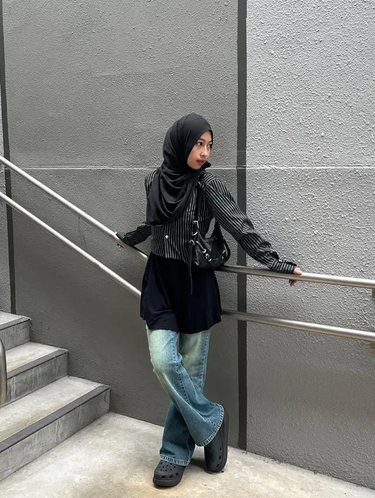 Penampilan Adiba Khanza di sini dipadu padankannya mengenakan celana jeans, hijab dan sepatu hitam. [Foto: Instagram/adiba.knza]
