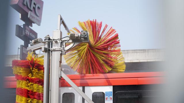 LRT Jabodebek telah mengandalkan fasilitas Automatic Train Wash Plant (ATWP), sebuah sistem pencucian kereta otomatis berteknologi tinggi yang tidak hanya cepat dan efisien, tetapi juga ramah lingkungan.