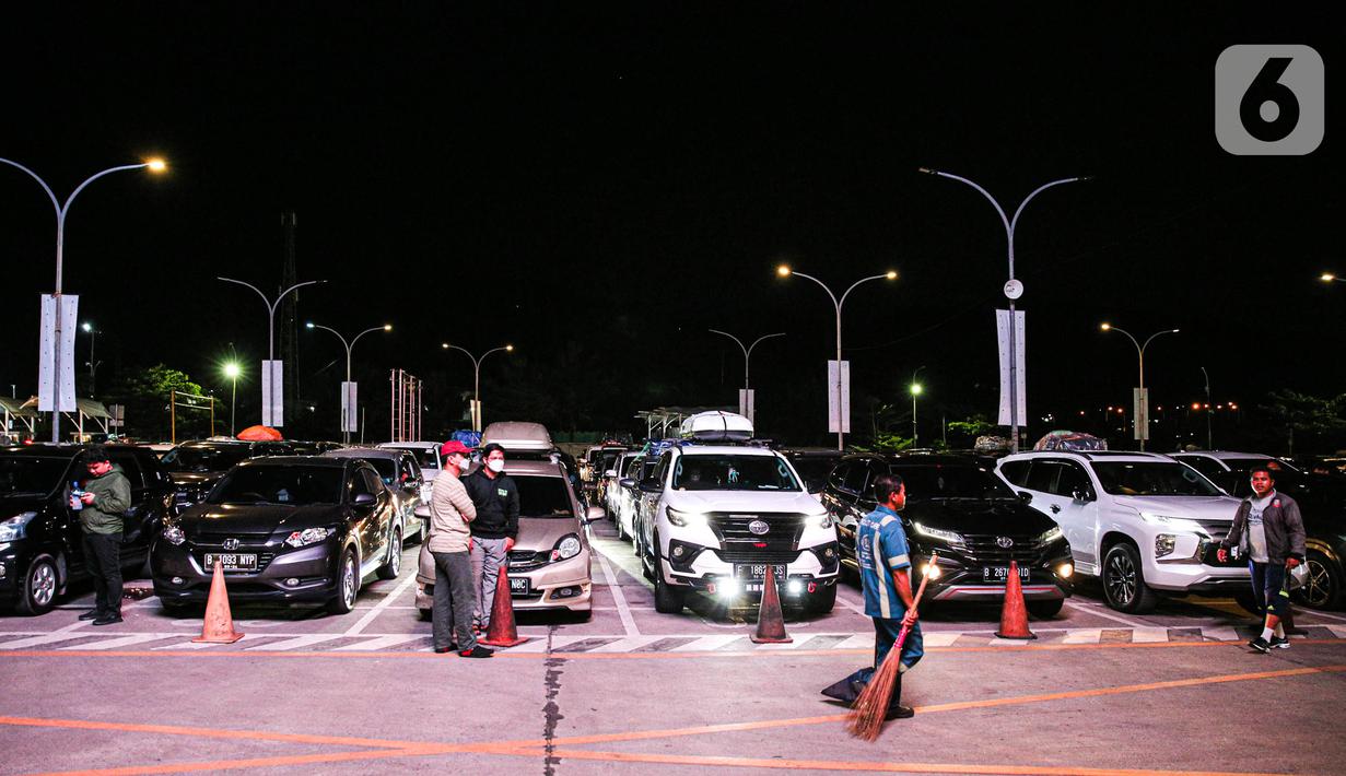 Berbagai aturan diterapkan untuk meminimalisir terjadinya kepadatan, salah satunya truk hanya bisa menyeberang ke Pelabuhan Bakauheni melewati Pelabuhan Ciwandan maupun Bandar Bakau Jaya. (Liputan6.com/Faizal Fanani)