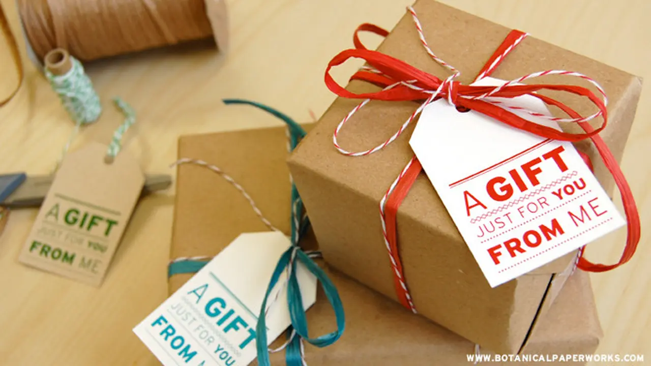 [Bintang] Nggak Ada Kertas, Cowok Ini Bungkus Kado Natal Pakai ...