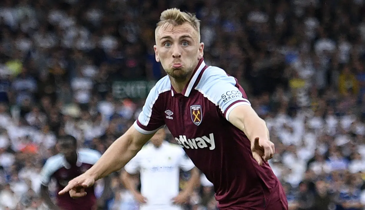 Jarrod Bowen merupakan pemain yang cocok dengan skema permainan pressing tinggi yang diterapkan oleh Jurgen Klopp. Menurut Whoscores, ia mencatatkan 1,6 tekel dan 1,2 intersep per pertandingan. Pemain West Ham tersebut juga memiliki kemampuan bermain di banyak posisi. (AFP/Oli Scarff)