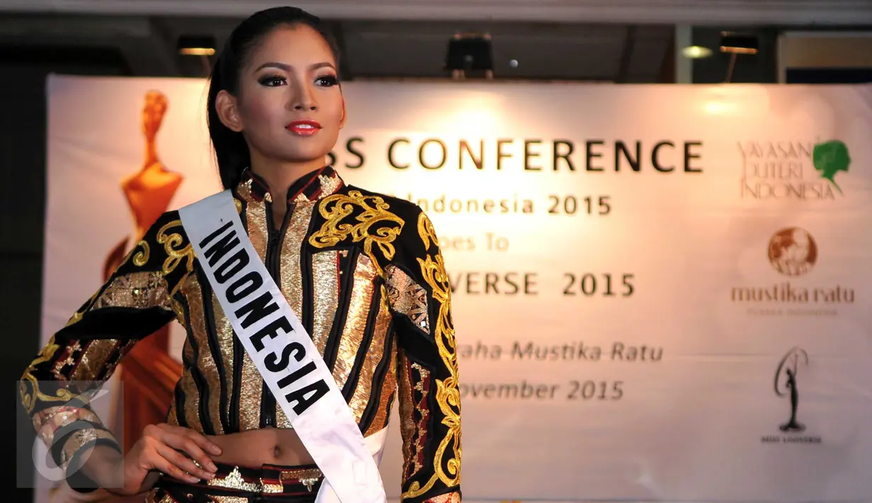 Puteri Indonesia Anindya Kusuma Putri mengenakan salah satu yang akan dibawanya saat perhelatan Miss Universe 2015, Jakarta, Kamis (26/11/2015). Anindya akan membawa 25 kostum selama berada di AS (Liputan6.com/Gempur M Surya)