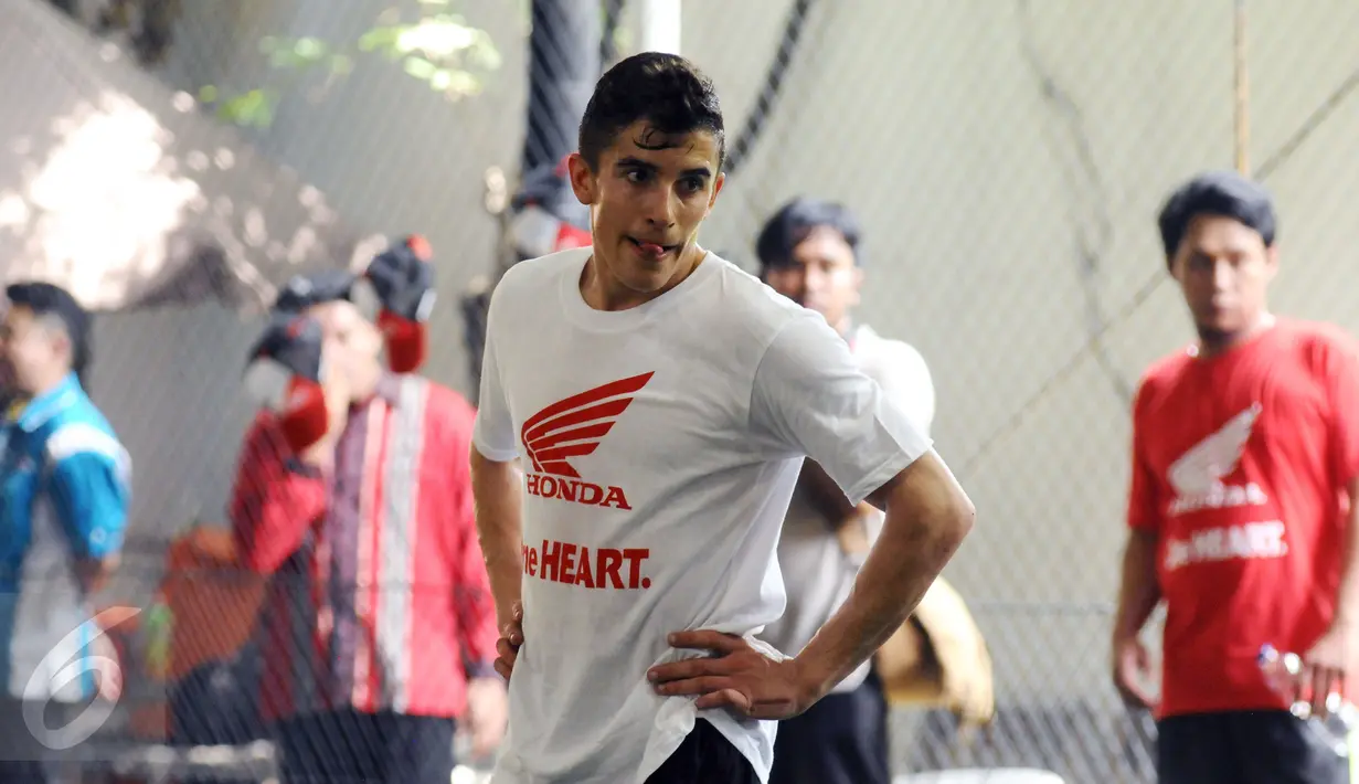Pebalap MotoGP Repsol Honda, Marc Marquez beristirahat disela-sela bermain futsal di Jakarta, Sabtu (13/2/2016). Tim Repsol Honda yang berlaga di MotoGP 2016 akan diperkenalkan, Minggu (14/2) di Sirkuit Sentul. (Liputan6.com/Helmi Fithriansyah)