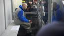 <p>Tentara Rusia, Sersan Vadim Shishimarin (21) terlihat di balik kaca selama sidang pengadilan di Kiev, Ukraina, Rabu (18/5/2022). Sersan Vadim Shishimarin dapat terancam hukuman seumur hidup karena menembak kepala seorang warga sipil Ukraina berusia 62 tahun di desa Chupakhivka, Ukraina timur laut pada 28 Februari. (AP Photo/Efrem Lukatsky)</p>
