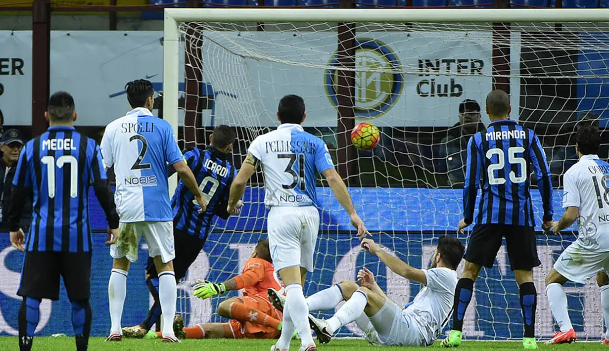 Proses terjadinya gol Mauro Icardi ke gawang Chievo. Gol tunggal kemenangan Inter Milan ini dicetak pada menit ke-48. (AFP/Olivier Morin)