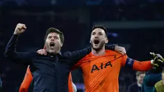 Selebrasi pelatih Tottenham Hotspur, Mauricio Pochettino (kiri), setelah timnya mengalahkan Ajax Amsterdam pada leg kedua Liga Champions, di Amsterdam Arena, Kamis (9/5/2019) dini hari WIB. (AFP/Adrian Dennis)