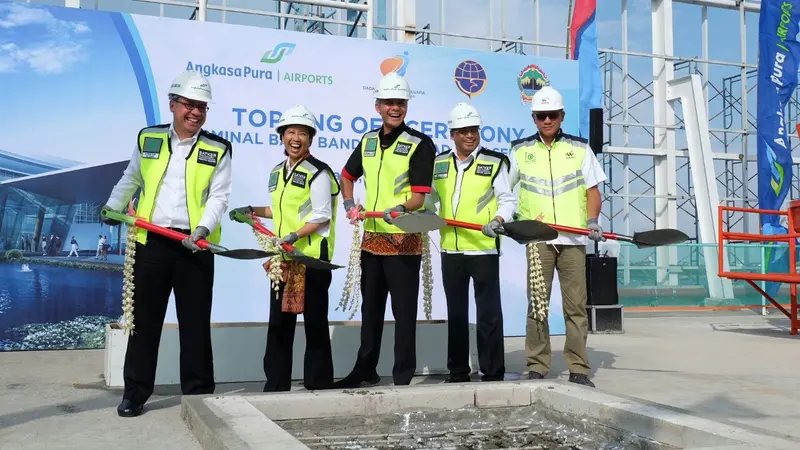 Penutupan atap (topping off) terminal baru Bandara Internasional Ahmad Yani Semarang pada Minggu (11/2/2018). (Foto: Hidya Anindyati)