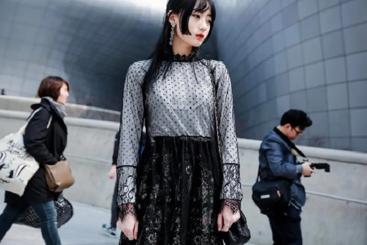 Intip Gaya Street Style Keren di Seoul Fashion Week
