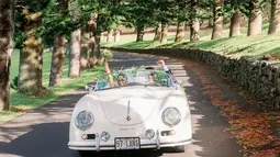 Rona kebahagiaan terpancar di wajah mereka berdua pada saat berkeliling dengan mobil antik. (Liputan6.com/IG/@moniquelhuillier)