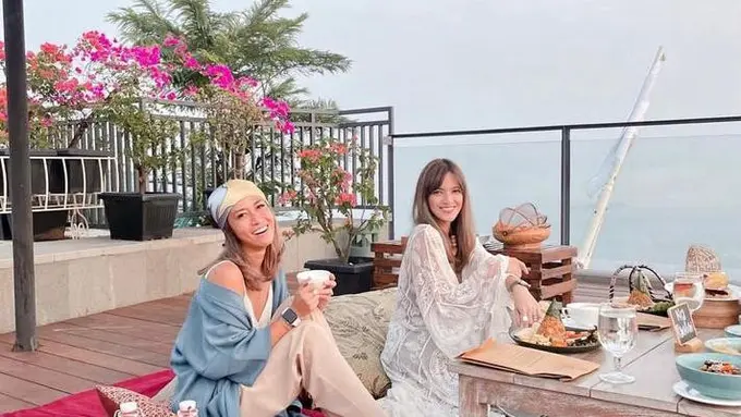 6 Gaya Nia Ramadhani Liburan ke Borobudur Bareng Kakak Ipar, Stylish dengan Outfit Casual