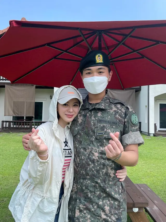 Gantikan Hijab, 8 Inspirasi Outfit Ayana Moon dengan Topi dan Hoodie