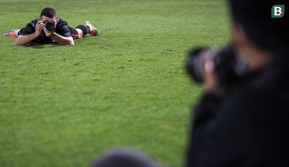 Pemain Persija Jakarta, Ondrej Kudela memotret awak media saat sesi latihan menjelang laga terakhir BRI Liga 1 2022/2023 di lapangan latih Jakarta International Stadium (JIS), Kamis (13/04/2023). Macan Kemayoran akan menjamu PSS Sleman di Stadion Utama Gelora Bung Karno (SUGBK) pada Sabtu (15/04/2023). (Bola.com/Bagaskara Lazuardi)