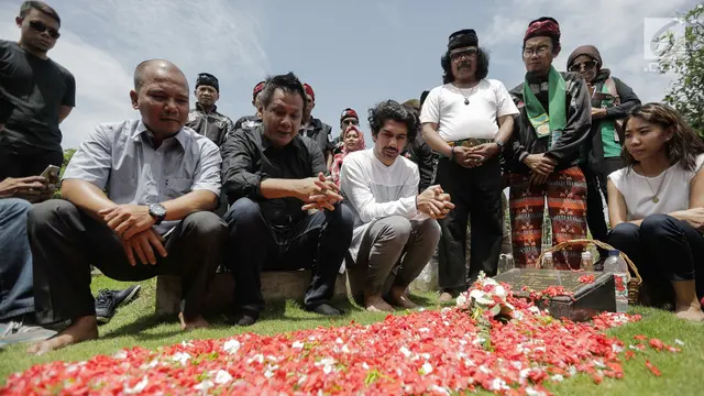 Film Biang Kerok Bakal Tayang, Reza Rahadian Ziarah Makam Benyamin Sueb