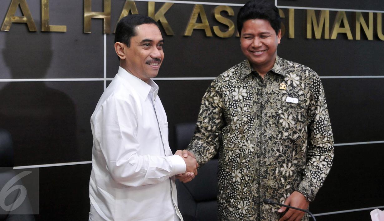 Kepala BNPT Komjen Suhardi Alius berjabat tangan dengan Ketua Komnas HAM, Imdadun Rahmat ketika mendatangi kantor Komnas HAM di Jakarta, Rabu (3/8). Kedatangan Suhardi guna membahas penanggulangan terorisme dan HAM. (Liputan6.com/Johan Tallo)