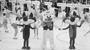 Vucko si serigala, simbol Olimpiade musim dingin XIV di Yugoslavia Sarajevo, menari dengan Howdy si beruang yang akan menjadi simbol Olimpiade Musim Dingin berikutnya, yang akan diadakan di Calgary, Alberta, 19 Februari 1984, pada upacara penutupan untuk pertandingan di Sarajevo. (AP Photo)
