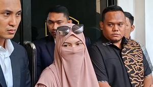 Wardatina Mawa sambangi Polda Metro Jaya, Kamis (4/12/2025), untuk jalani pemeriksaan terkait laporannya terhadap sang suami, Insanul Fahmi, dan IR.