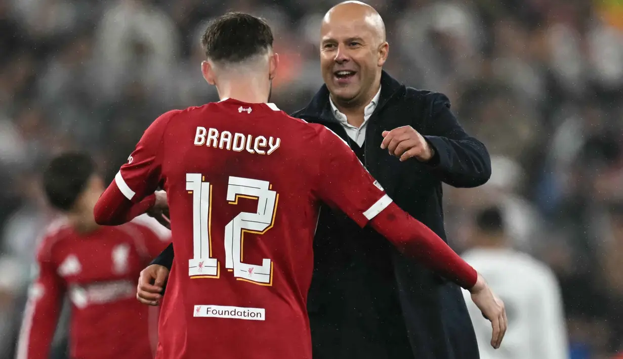 Manajer Liverpool asal Belanda, Arne Slot (kanan), memberi selamat kepada bek Liverpool asal Irlandia Utara, Conor Bradley usai pertandingan pekan keempat Liga Champions 2025-2026 melawan Real Madrid di Stadion Anfield, Inggris, pada Selasa 4 November 2025 waktu setempat atau Rabu (5/11/2025) dini hari WIB. Kemenangan ini membawa Liverpool naik ke peringkat enam klasemen sementara fase liga Liga Champions 2025-2026 dengan koleksi poin 9, sama dengan milik Real Madrid yang kini duduk di peringkat kelima. (Paul ELLIS/AFP)