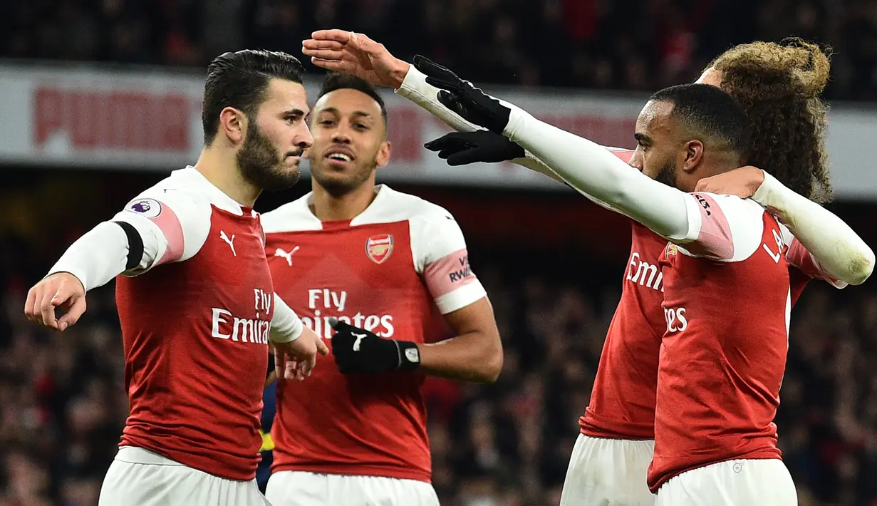 Para pemain Arsenal merayakan gol yang dicetak Alexandre Lacazette ke gawang Fulham pada laga Premier League di Stadion Emirates, London, Selasa (1/1). Arsenal menang 5-1 atas Fulham. (AFP/Glyn Kirk)