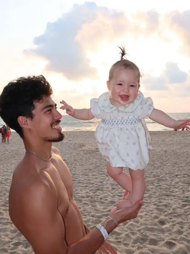 Dali Wassink Suami Jennifer Coppen dengan Putrinya yang kini tinggal kenangan. [@dali.wassink]