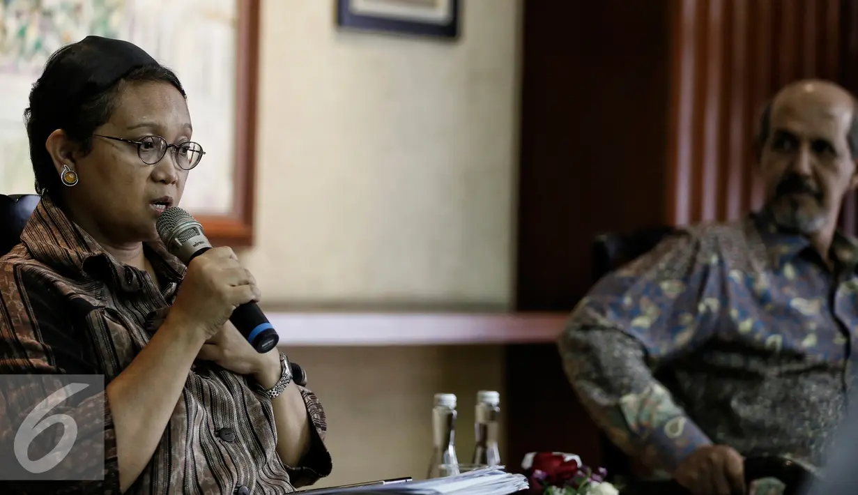 Menteri Luar Negeri Indonesia Retno Marsudi (kiri) menjelaskan saat diskusi di Gedung Kementerian Luar Negeri, Jakarta, Jumat. (4/2/2016). Dalam diskusi dengan wartawan tersebut, memberikan info update terkini terkait OKI. (Liputan6.com/Faizal Fanani)