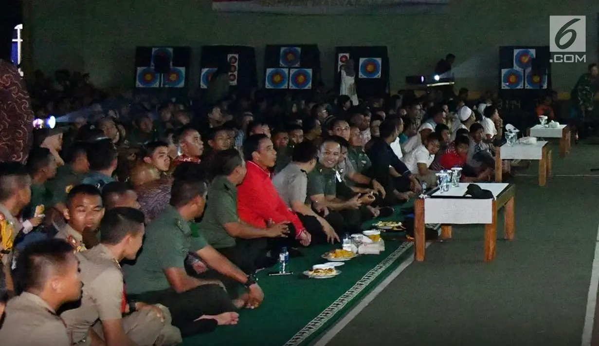 Presiden Jokowi bersama jajaran TNI, Polri dan masyarakat Bogor nonton bareng film 'Pengkhianatan G30S/PKI' di Bogor (29/9). Selain itu Kapolresta Bogor Kota Kombes Ulung Sampurna Jaya juga turut mendampingi. (Foto: Laily Rachev - Biro Pers Setpres)