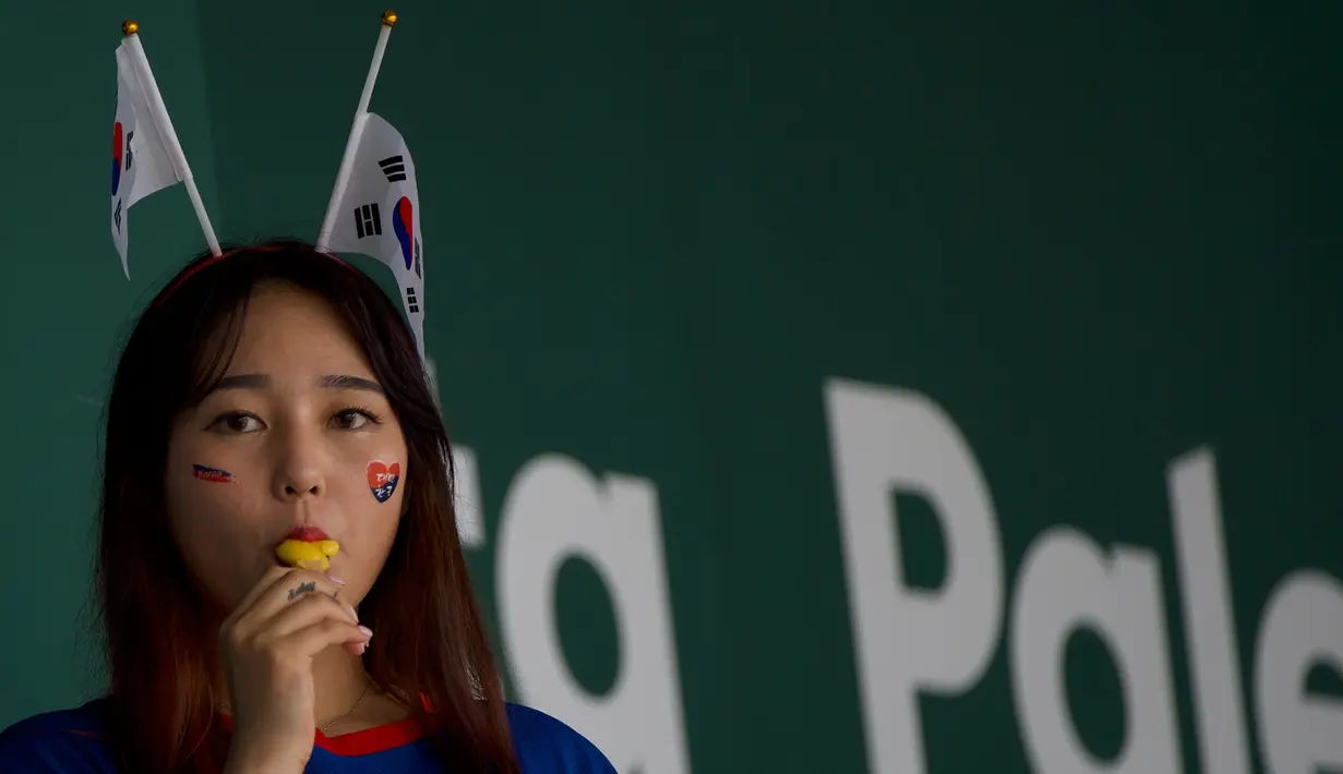 Suporter cantik Korea saat mendukung tim Baseball Korea melawan tim Baseball Hong Kong pada penyisihan Baseball Asian Games 2018 di Lapangan Baseball Senayan, Jakarta (28/8). (ANTARA FOTO/INASGOC/Nick Hanoatubun/MTG/18)