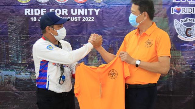 Dubes RI untuk Vietnam Denny Abdi bersama Joel Mastana.