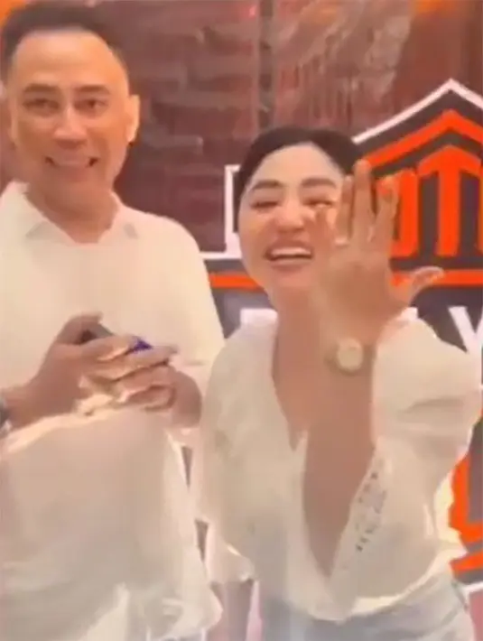 Rully menambahkan, hal itu dilakukan agar perempuan yang dicintainya tersebut tak diambil orang. " Iya mau lah (menikahi Dewi Perssik), nanti diambil orang," tegas Rully. [© Dewi Perssik dan Rully/Dream]