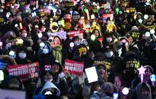 FOTO: Cara Unik Generasi Muda Korsel di Demo Pemakzulan Presiden, Serentak Nyalakan Light Stick K-Pop