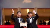 Goro Miyazaki dan Kenichi Yoda menerima Palme d'Or di Festival Film Cannes 2024. (Vianney Le Caer/Invision/AP)