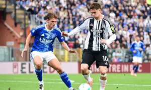 Gelandang Como asal Argentina Nico Paz berebut bola dengan penyerang Juventus asal Turki Kenan Yildiz selama pertandingan sepak bola Serie A Italia antara Como dan Juventus di Stadion Giuseppe Sinigaglia pada 19 Oktober 2025. (Piero CRUCIATTI / AFP)