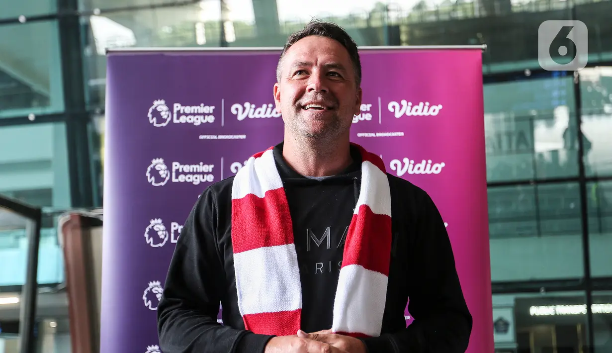 Mantan pemain sepak bola asal Inggris Michael Owen saat tiba di Bandara Soekarno Hatta, Tangerang, Banten, Selasa (20/8/2022). Michael Owen merupakan mantan pesepak bola asal Inggris yang terkenal dengan gerakannya yang cepat dan tajam. (Liputan6.com/Johan Tallo)