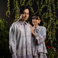 Kali ini, pasangan suami istri Angga Yunanda dan Shenina Cinnamon tampil membagikan referensi gaya Lebaran 2026 lewat balutan busana sarimbit yang terasa lembut, romantis, sekaligus modern. [@wearingklamby].