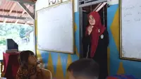 Pengorbanan Guru Tri Septiana, Menerjang Ombak Demi Mimpi Anak Pulau Tegal
