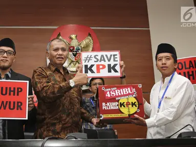 Ketua KPK Agus Rahardjo menerima kotak petisi change.org yang mencapai 33 ribu di gedung KPK, Jakarta, Selasa (5/6). Rencana penyertaan pasal Tipikor dalam RKUHP dapat melemahkan pemberantasan korupsi oleh KPK. (Liputan6.com/Herman Zakharia)