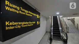 Suasana sepi di ruang tunggu penumpang Terminal Pulogebang, Jakarta, Senin (10/5/2021). Hingga sore ini tercatat hanya 16 penumpang dan 4 bus yang berangkat dari Terminal Pulogebang dengan tujuan kota di Jawa Tengah, Timur, dan Madura. (merdeka.com/Iqbal S Nugroho)